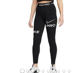 Nike Pro cropped tshirt and matching mid rise leggings